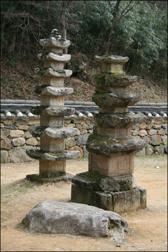 대웅전과 지장전 사이에 두기의 석탑이 보인다. 