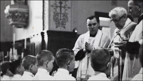 최근 교황 베네딕토 16세가 성추행 신부를 감싼 일이 들러나 바티칸이 곤혹스러워 하고 있다. 사진은 미국 농아학교 성추행 사건에 연루된 로렌스 머피 신부의 미사 집전 사진(왼쪽에서 세번째).