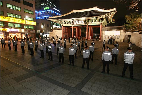  해군 초계함 '천안함' 실종자 무사귀환과 침몰사고 진상규명을 촉구하는 촛불모임이 31일 저녁 서울 덕수궁앞에서 열린 가운데 경찰 수십명이 모임장소를 선점하고 있다.