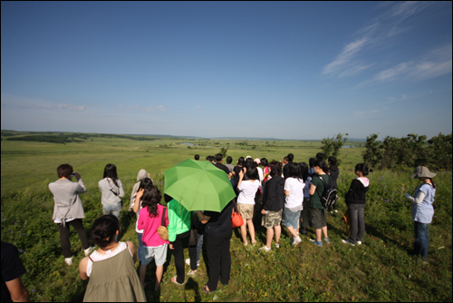 2008년 동북아희망여행 중 발해 성터를 바라보는 학생들. 서울시교육청이 지원한 당시 여행에는 25개 중학교, 총 30명의 학생들이 참가했다
