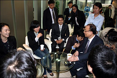 1일 오전 서울 한남동 다음 본사를 방문한 최시중 방송통신위원장이 다음 직원들과 얘기를 나누고 있다.