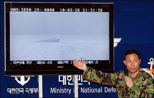 합창 이영기 대령이 1일 오후 서울 용산구 국방부에서 지난 26일 밤 서해 백령도 인근 해상에서 침몰하는 해군 초계함 '천안함'을 열영상관측장비(TOD)로 찍은 동영상 전체를 공개하며 기자들의 질문에 답하고 있다.