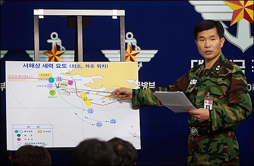 이기식 합참 정보작전처장이 1일 오후 서울 용산구 국방부에서 해군 초계함 '천안함' 침몰 당시 상황을 설명하고 있다.