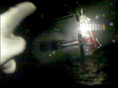 해양경찰청은 1일 오후 해군 초계함 '천안함' 침몰 당시 해경 501함 고속단정에서 촬영된 구조 현장 근접 촬영 동영상을 추가 공개했다. 한 구조대원이 오른쪽으로 기울어진 천안함에서 생존 승조원들이 모여 있는 곳을 가리키고 있다.