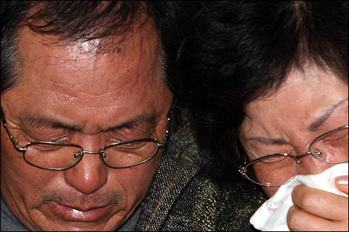 31일 평택 해군제2함대에서 열린 천안함 실종자 가족협의회 기자회견장에서 실종자 가족이 눈물을 흘리고 있다.