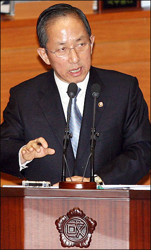 김태영 국방부장관이 2일 오후 국회 긴급현안질의에 출석해 '천안함 침몰' 사고원인과 관련한 의원들의 질의에 답변하고 있다.