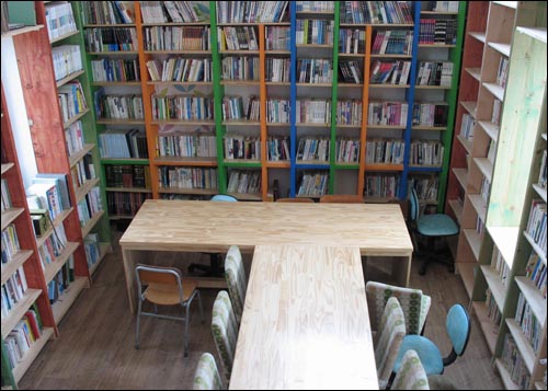 죽곡농민 열린도서관. 24평 규모에 보유장서가 7000여 권에 이른다. 산골마을 도서관치고 제법 큰 규모다.