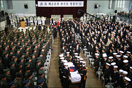  3일 오전 경기도 성남시 국군수도병원에서 고 한주호 준위의 영결식이 끝난 뒤, 영현이 운구되고 있다. 