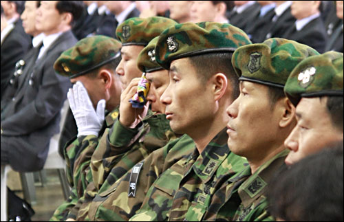 3일 오전 경기도 성남시 국군수도병원에서 열린 고 한주호 준위의 영결식에서 고인의 선후배·동료인 해군특수전여단(UDT) 대원들이 눈물을 흘리고 있다. 