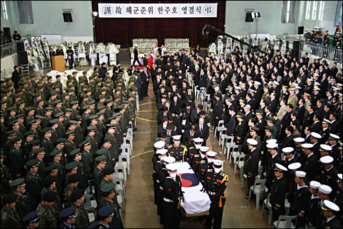 3일 오전 경기도 성남시 국군수도병원에서 고 한주호 준위의 영결식이 끝난 뒤, 영현이 운구되고 있다. 
