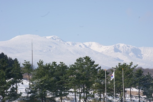 추모승화광장 너머로 보이는 한라산. 영산 한라산이 제주4.3평화공원을 내려다보고 있다