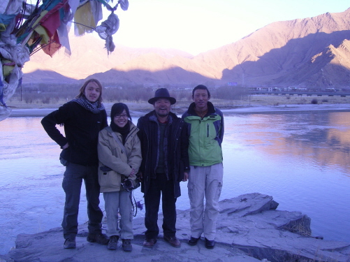 티베트에서 만나서 에레베스트산 베이스캠프 여행길에 함께 나선 슬로바키아와 홍콩에서 온 친구들 그리고 티베트 가이드.