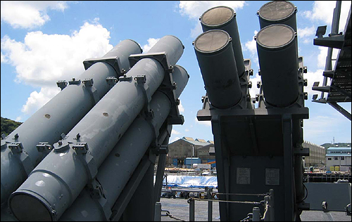 미 해군 함정의 하푼 유도탄 발사관(캐니스터), 이 사진에는 8기의 하픈 미사일 발사관이 보이지만 천안함에는 양쪽에 하픈 발사관이 2개씩(모두 4기) 배치된 구조다. 
 
