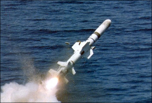 AGM-84 '하푼' 함대함 유도탄 발사 장면, 이 유도탄의 중량은 530kg에 달한다. 
