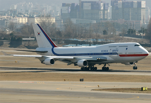 처음 모습을 드러낸 대통령 전용기가 김포공항을 이륙하고 있다.