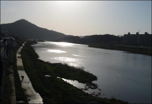 유유히 흐르는 영산강. 옛날의 영화를 알고 있는 영산포등대(사진 왼쪽)만이 강을 지키고 서 있다.