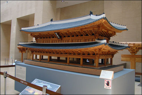 복원중인 숭례문 모형. 우진각지붕에 다포계 공포 장식이다.
