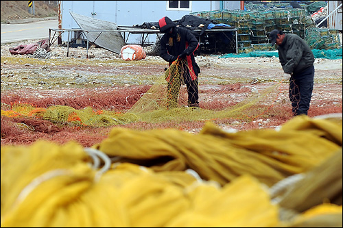 지난 1일 오전 인천 옹진군 백령도 두문진에서 어민들이 어구를 손질하고 있다.