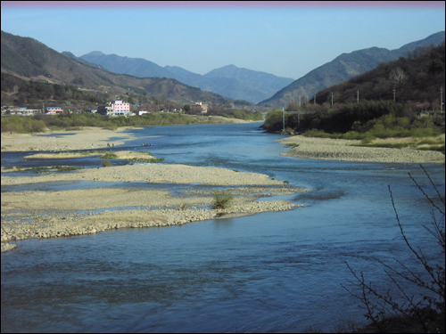 섬진강은 자연생태계를 원형으로 간직한 채 장구한 세월을 흐르고 있다 