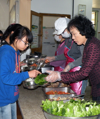 친환경 무상급식을 하는 전북 수곡초 급식시간에는 모든 학생들이 차별없는 밥상을 받는다.