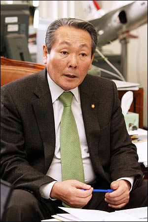 김학송 국방위원장이 5일 오후 국회 위원장실에서 천안함 침몰과 관련한 취재진의 질문에 답변하고 있다.