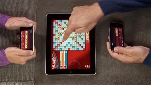 아이패드용 전용 앱인 'Scrabble' 게임을 아이폰으로 이용하는 모습. 