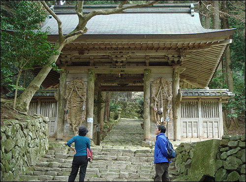    희견원서원(喜見院書院)과 본존 사이에 있는 인왕문입니다. 안에는 한국 사천왕상과 비슷한 나무 조각상이 양 옆으로 두 기가 있습니다. 