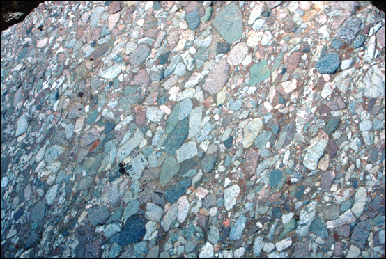 자갈이 뭉쳐진 바위. 주변의 돌들은 굵은 자갈로 된 역암과 모래로 이루어진 사암, 진흙으로 굳은 이암으로 구성되어 있다.