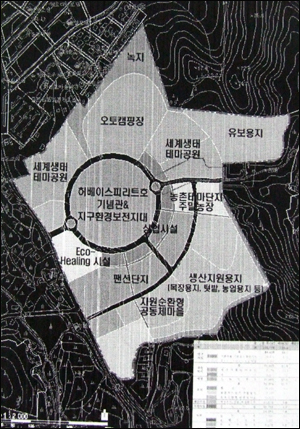 유류피해 극복 기념관의 구상안 최종보고회에서는 유류피해 극복 기념관을 연구교육동, 체험학습동, 숙박동으로 건립하는 것으로 의견이 모아졌지만, 건립 후 운영방안에 대한 우려의 목소리도 나왔다.