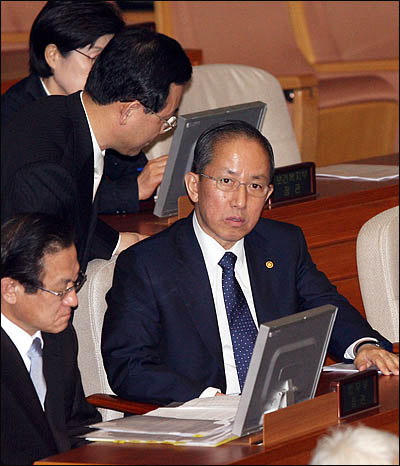 6일 오전 국회 본회의에 출석한 김태영 국방부장관이 주호영 특임장관과 얘기를 나누고 있다.