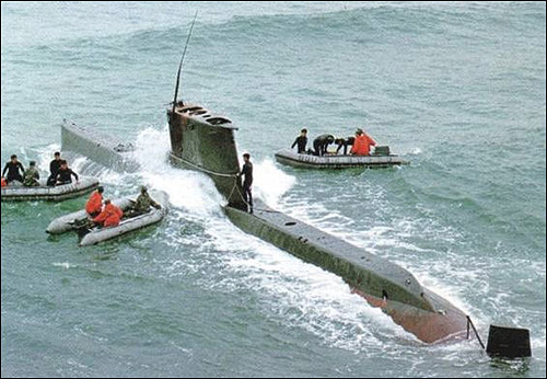 1998년 9월 18일 강릉시 안인진리 해상에 좌초한 채 발견된 상어급 잠수함