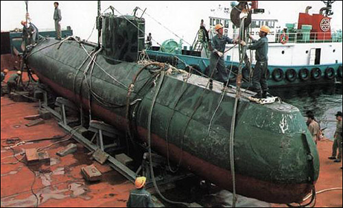 수중배수량 110톤으로 소형 잠수정으로 분류되는 유고급 잠수정은 수중 속력 8노트, 승무원 4명과 특수요원 6~7명을 수용하며 406mm 어뢰 발사관 2문을 장비하고 있다.