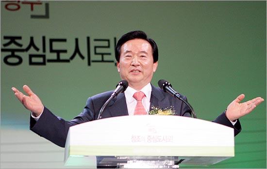  ▲ 강운태 의원은 지난달 1월 28일 자신의 저서 초판 인쇄를 하고 출판기념회를 열었다. 지난 2월 초 <오마이뉴스>는 강 의원의 저서가 국토연구원이 운영하는 유빈에 게재된 글과 사진을 무단 도용했다며 표절 의혹을 제기했다. 강 의원은 5일 토론회에서 처음으로 초판 인쇄 이전인 1월 11일 국토연구원으로부터 인용 동의서를 받았다며 문서를 공개하고 의혹을 전면 부인했다. 사진은 출판기념회 당시 강 의원의 모습.