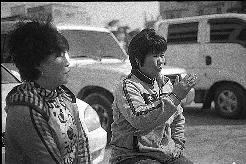 경주시청 주차장에서 자신의 설운 이야기를 하는 박귀옥씨(오른쪽)