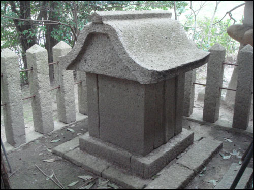    귀실집사 묘비석이 발견된 돌무덤, 이 돌무덤 안에 팔각형 돌기둥에 쓰인 묘비석이 발견되었습니다. 묘비석 돌기둥은 이 부근에서 생산되는 돌을 사용했다고 합니다. 이렇게 집 모양으로 된 돌무덤은 쉽게 볼 수 있는 형태가 아닙니다. 