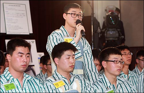 천안함 생존 장병들이 사건 발생 13일만인 7일 오전 경기도 성남 국군수도병원에서 기자회견을 열어 천안함 침몰 당시 상황에 대해 기자들의 질문에 답하고 있다.