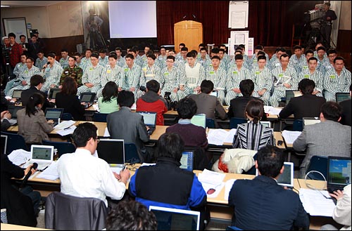  천안함 생존 최원일 함장과 장병들이 사건 발생 13일만인 7일 오전 경기도 성남 국군수도병원에서 기자회견을 열어 천안함 침몰 당시 상황에 대해 기자들의 질문에 답하고 있다.