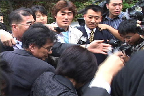  2003년 당시 송두율 교수를 취재중인 기자들. <경계도시2>의 한 장면