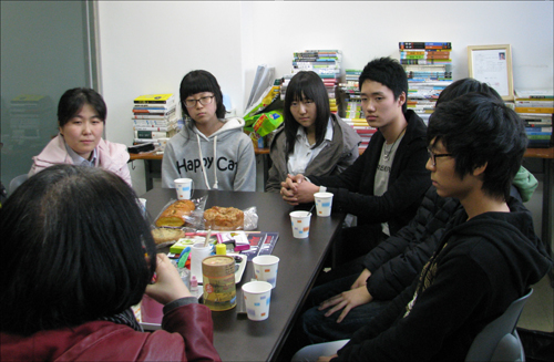 지난 4일 오후 분당의 한 논술학원에서 고등학생들과 <경계도시2> 홍형숙 감독이 2003년 한국 사회에 대해 이야기 나누고 있다. 