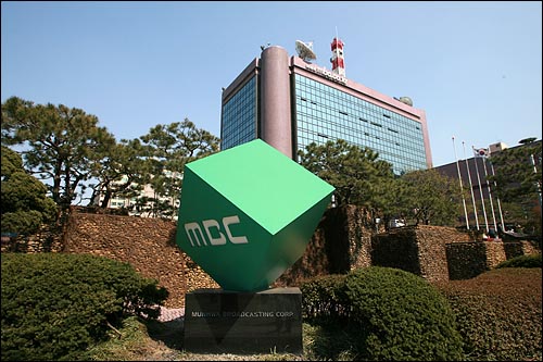 여의도 MBC본사와 상징 조형물.