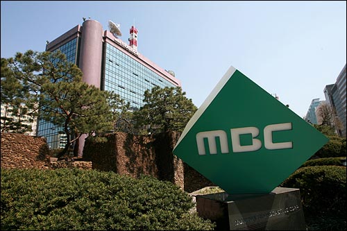 여의도 MBC본사와 상징 조형물.