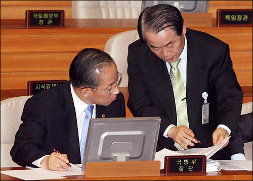  7일 국회 정치분야 대정부질문에 출석한 김태영 국방부장관이 관계자로부터 답변자료를 전달받고 있다.