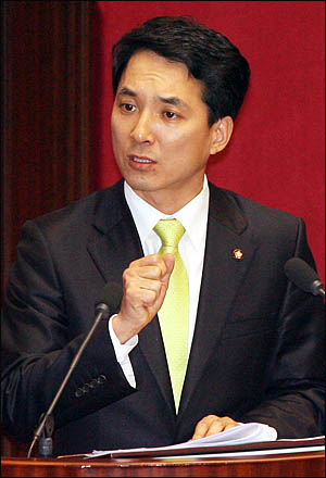 박민식 한나라당 의원이 7일 오전 국회 정치분야 대정부질문에서 질의하고 있다.