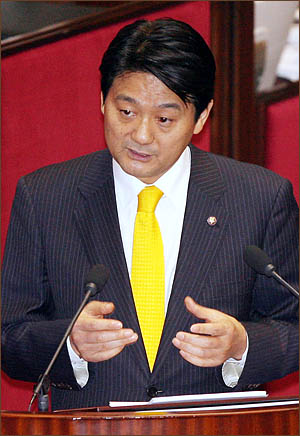 서갑원 민주당 의원이 7일 오전 국회 정치분야 대정부질문에서 질의하고 있다.
