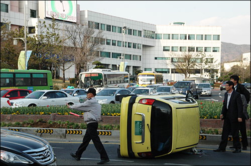 7일 오후 창원시청 앞 도로에서 승용차가 사고를 냈다.