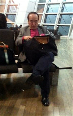 한 시민이 미국으로 출국하는 김우룡 전 방문진 이사장을 인천공항 국제선 탑승장에서 휴대전화로 촬영하고 사진을 MBC 노동조합에 보냈다.