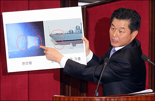 신학용 민주당 의원이 8일 오전 국회 외교안보통일 분야 대정부질문에서 천안함 침몰사고 원인에 대한 의혹을 제기하고 있다.
