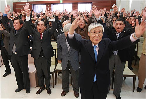 8일 오후 서울 용산구 전쟁기념관 웨딩홀에서 국민행동본부 주최로 열린 '천안함 사태 관련 긴급 강연회'에서 조갑제 <조갑제닷컴> 대표와 참석자들이 '김정일 북한 정권 타도'를 외치며 만세 삼창을 하고 있다.