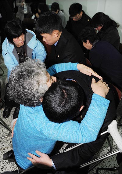 8일 평택 해군2함대 사령부 영내 정비지구식당에서 천안함 실종자 가족들이 생존 장병들과 만나 이야기를 나누고 있다.
