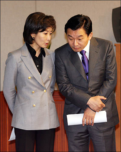 한나라당 서울시장 예비후보인 나경원·원희룡 의원이 6일 국회에서 합동 기자회견을 열기 앞서 얘기하고 있다.